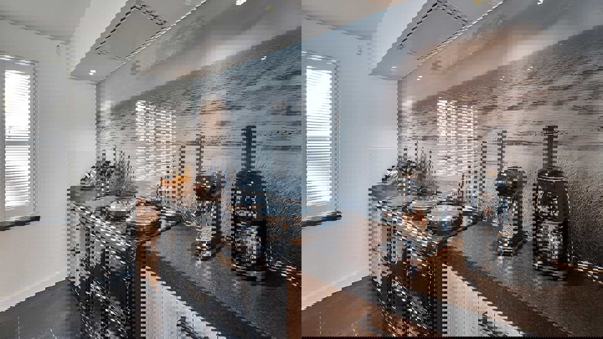 Houten keuken met eiland Goes, achterwand