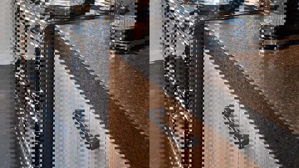 Houten keuken met eiland Goes, werkblad en handgreep