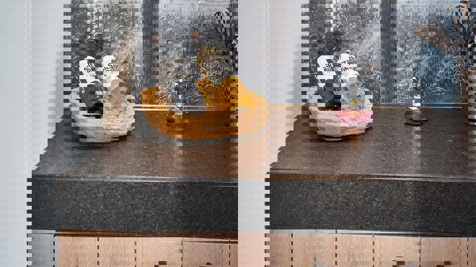 Houten keuken met eiland Goes, robuust werkblad