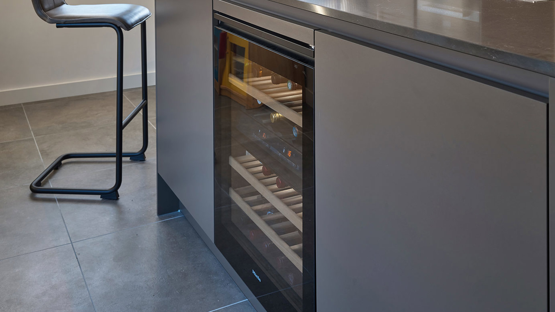 Siematic keuken met eiland Heiloo, wijnklimaatkast