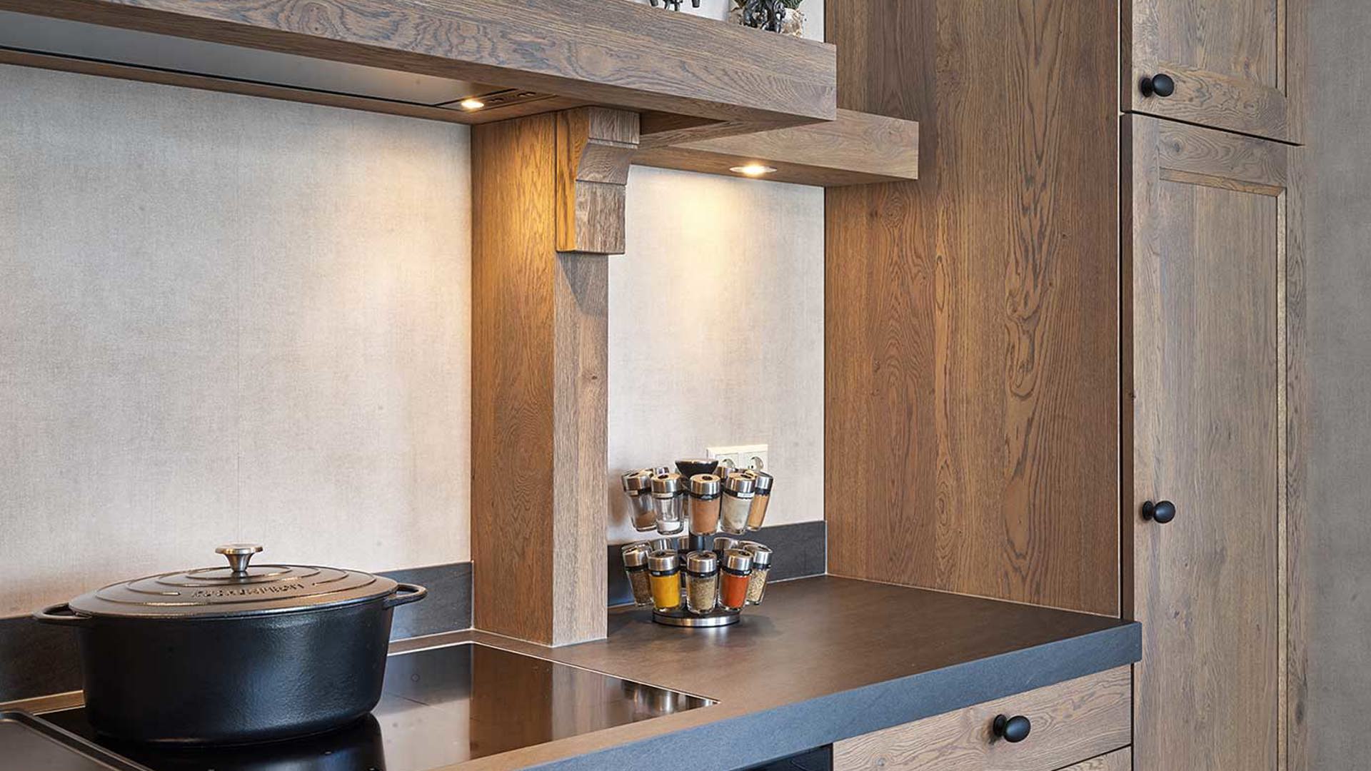 Houten hoekkeuken Rotterdam, schouw met afzuigkap