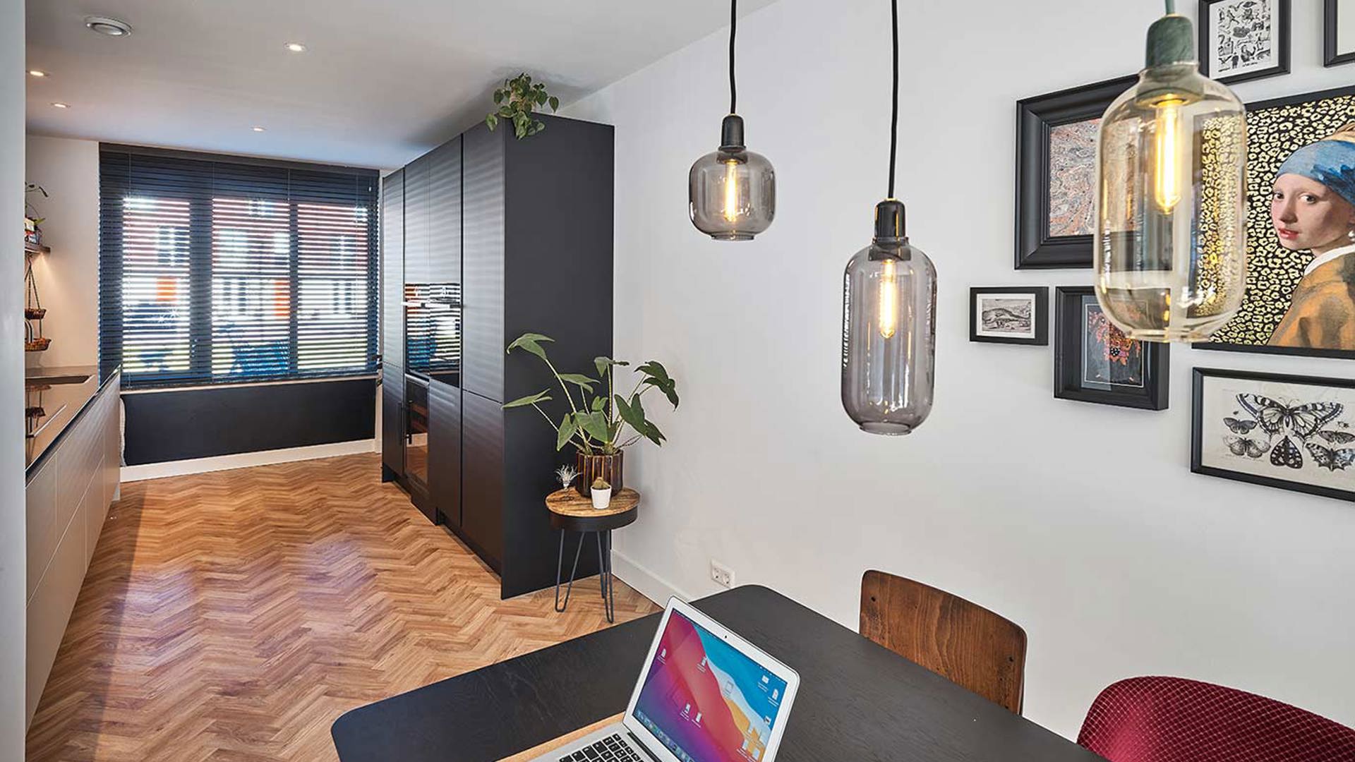 Moderne greeploze keuken Noordwijk, zwarte kastenwand