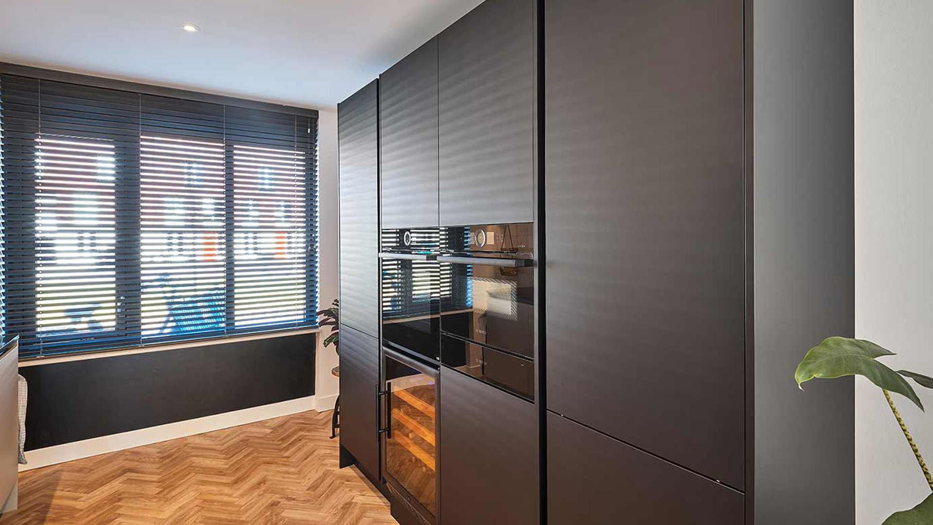 Moderne greeploze keuken Noordwijk, kastenwand met apparatuur