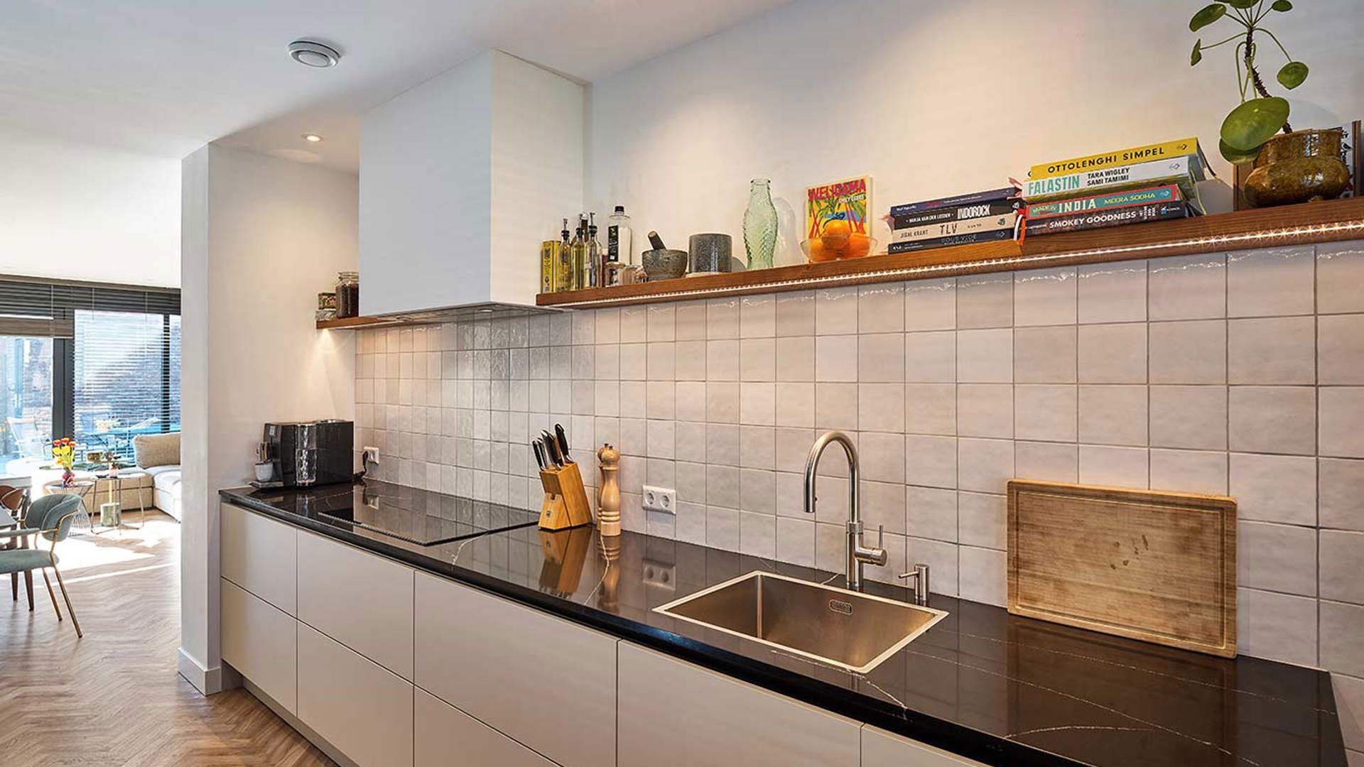 Moderne greeploze keuken Noordwijk, wandplank