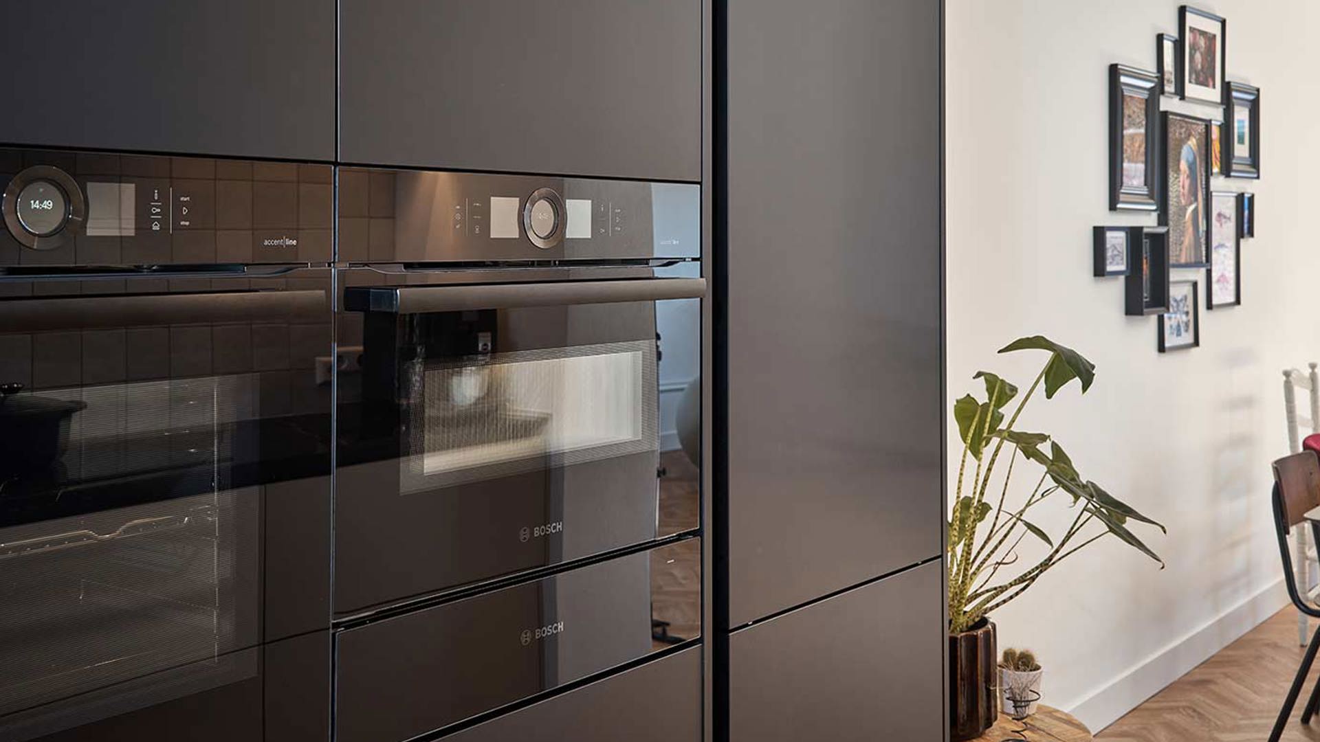 Moderne greeploze keuken Noordwijk, kastenwand met ovens