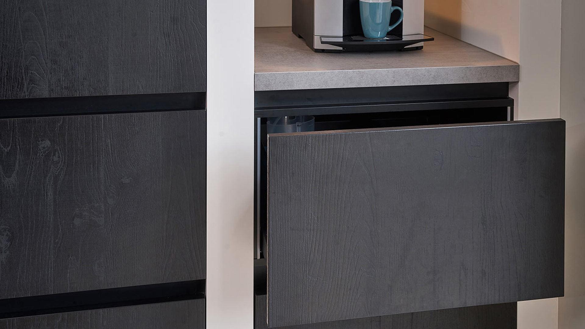 Zwarte greeploze keuken Harderwijk, lade