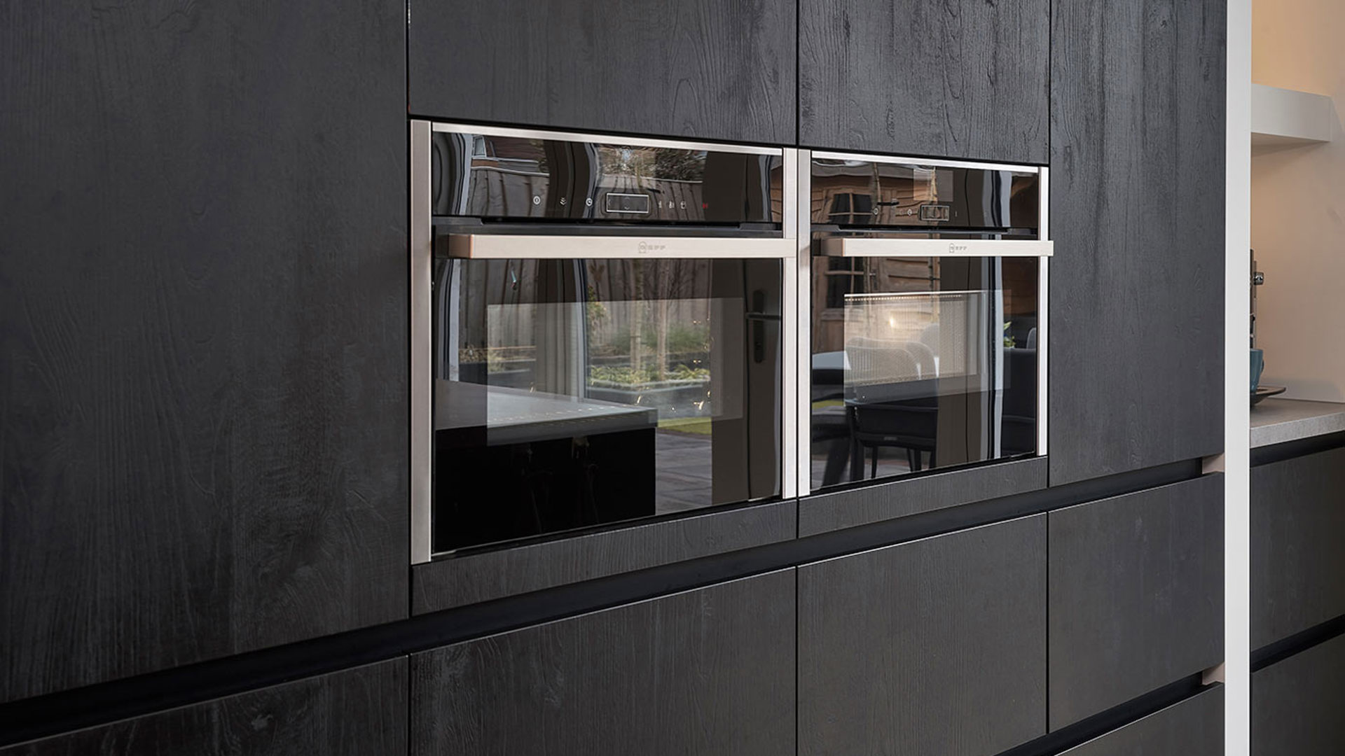 Zwarte keuken Harderwijk, kastenwand met ovens