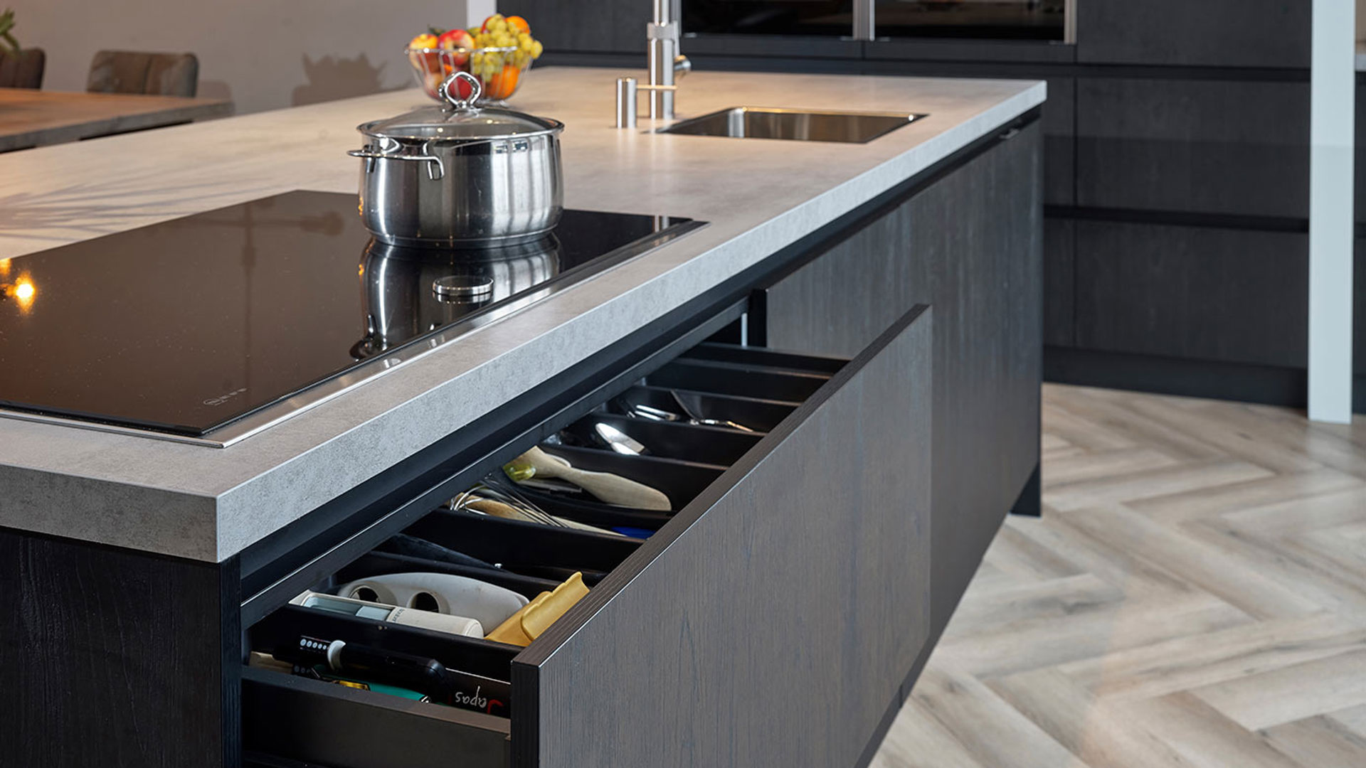 Zwarte greeploze keuken Harderwijk, brede lade