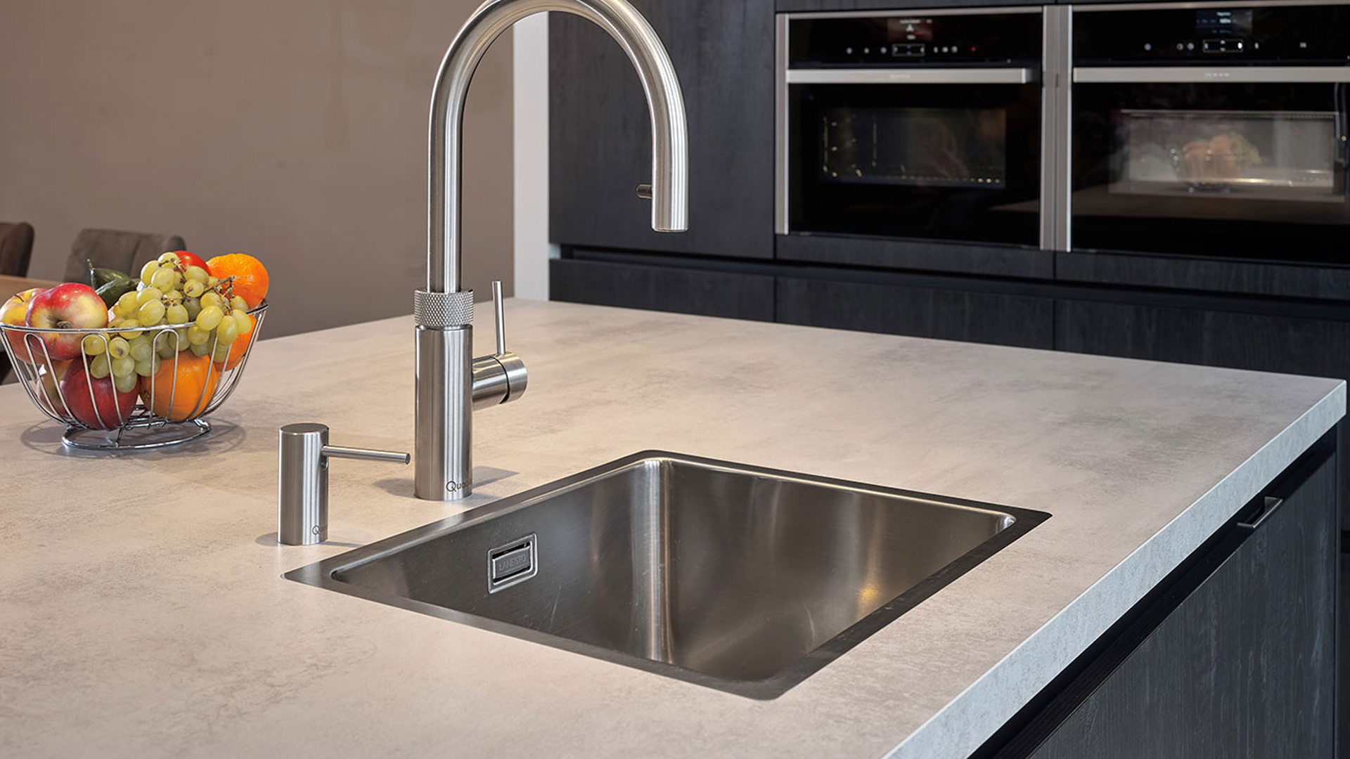 Zwarte greeploze keuken Harderwijk, Quooker en spoelbak