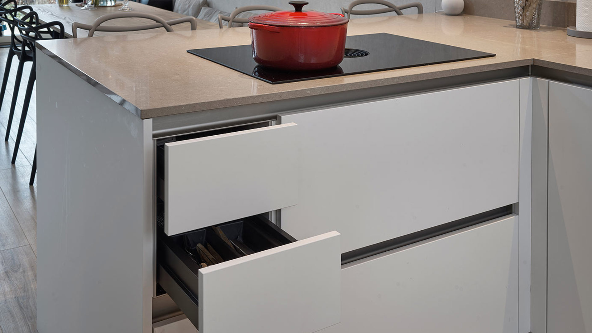 Greeploze keuken met kastenwand Amsterdam, lades