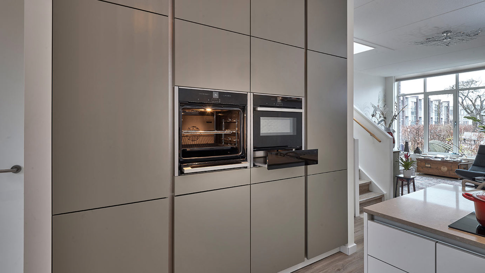 Hoge kastenwand met apparatuur Amsterdam