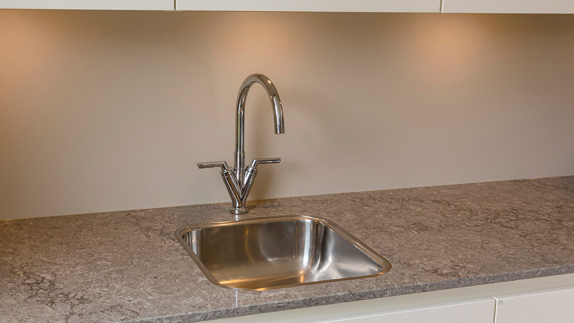 Witte hoekkeuken Zwolle, graan en spoelbak