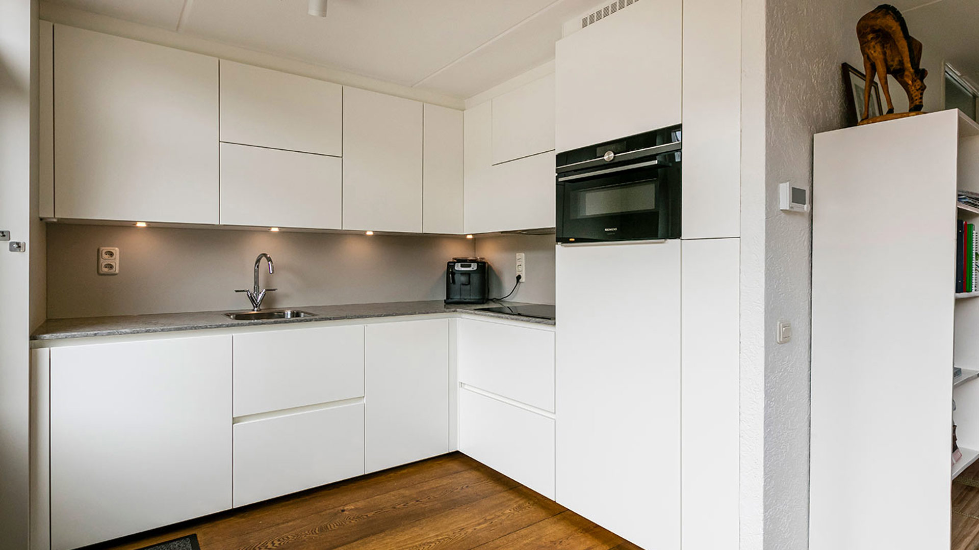 Witte hoekkeuken Zwolle, greeploos