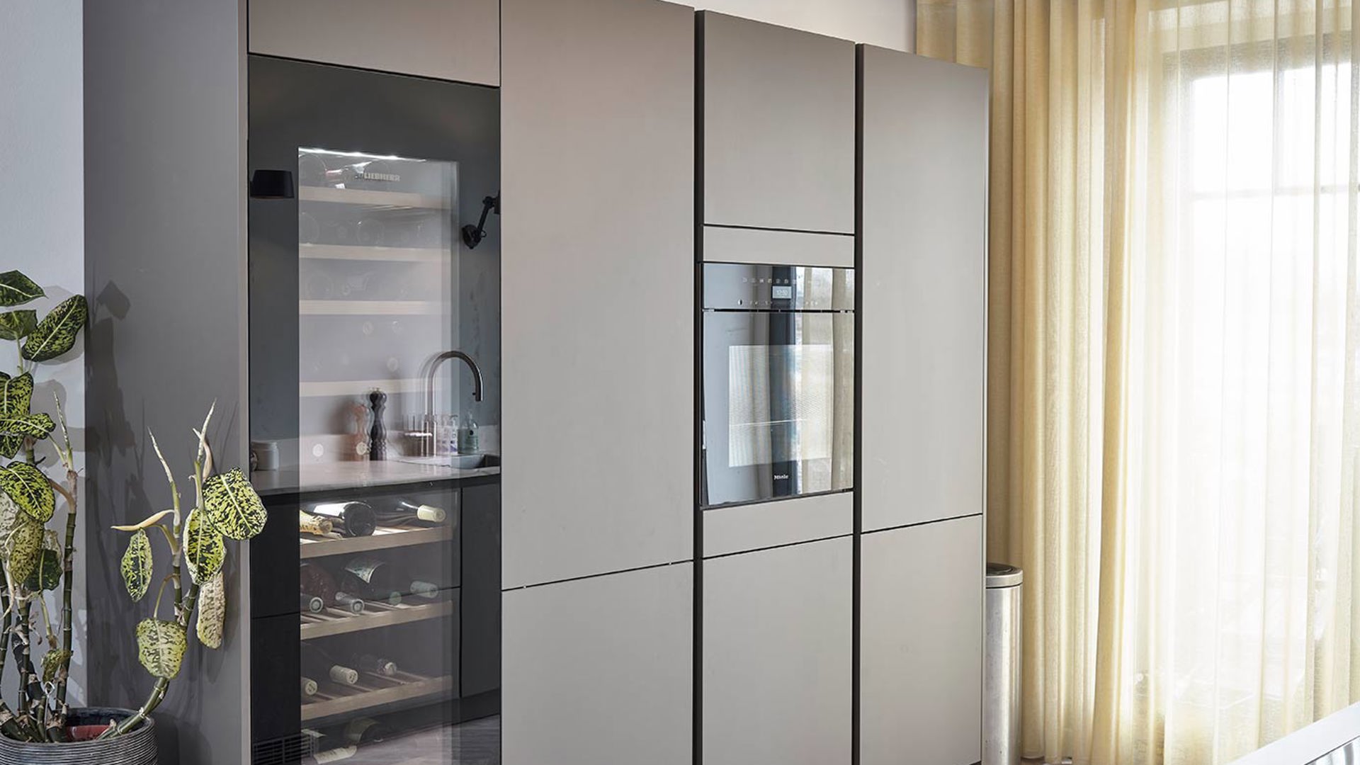 Greeploze SieMatic keuken Amsterdam, kastenwand