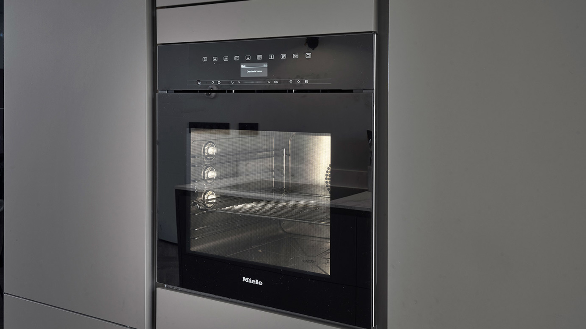 Greeploze SieMatic keuken Amsterdam, oven in kastenwand