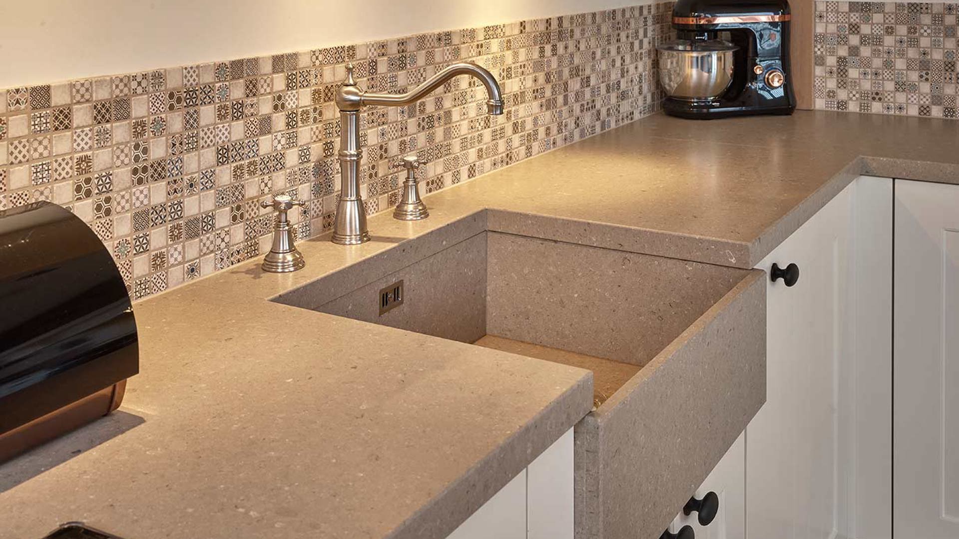 Landelijke hoekkeuken Ede, kraan en spoelbak