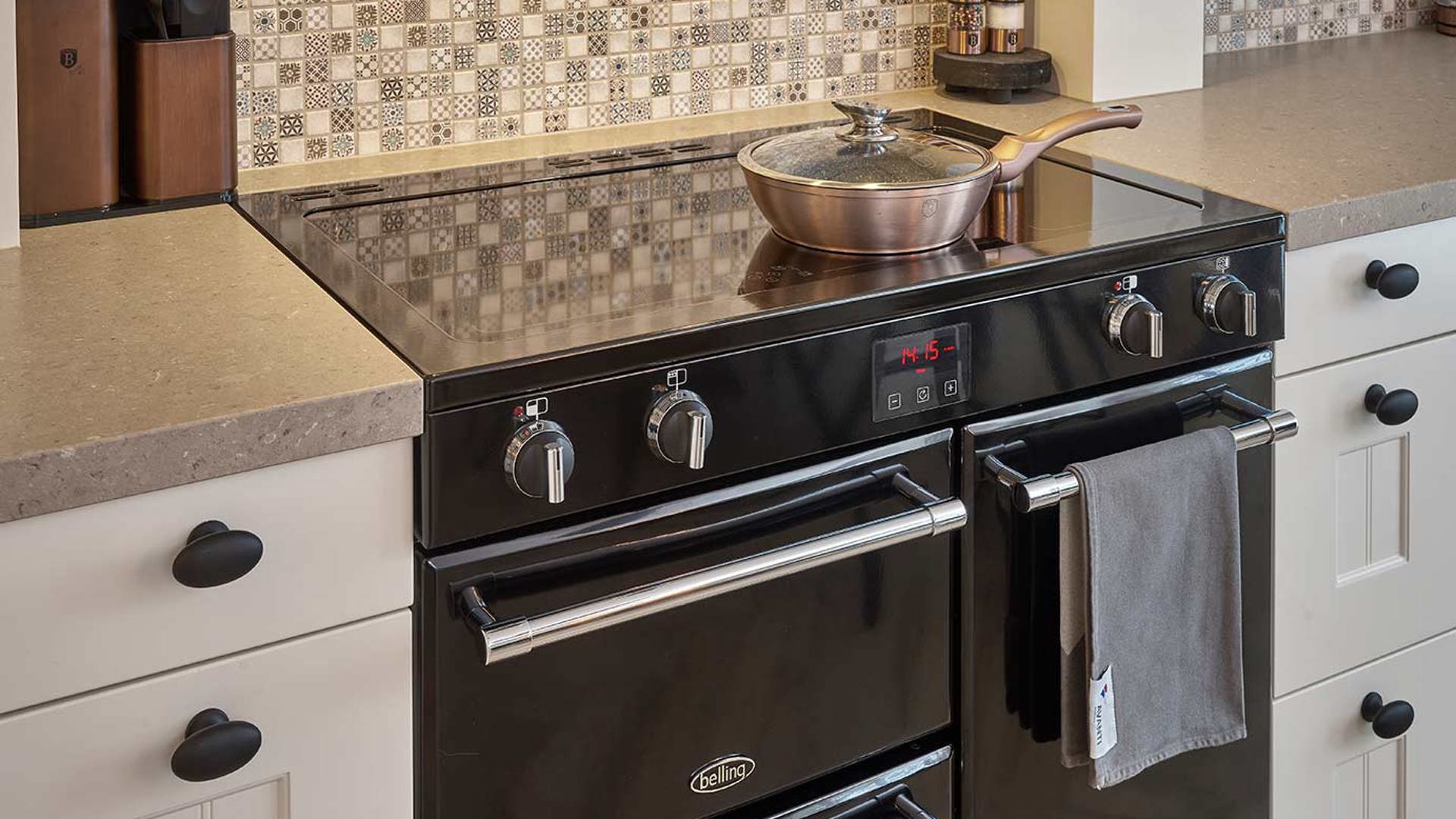 Landelijke hoekkeuken Ede, inductiefornuis