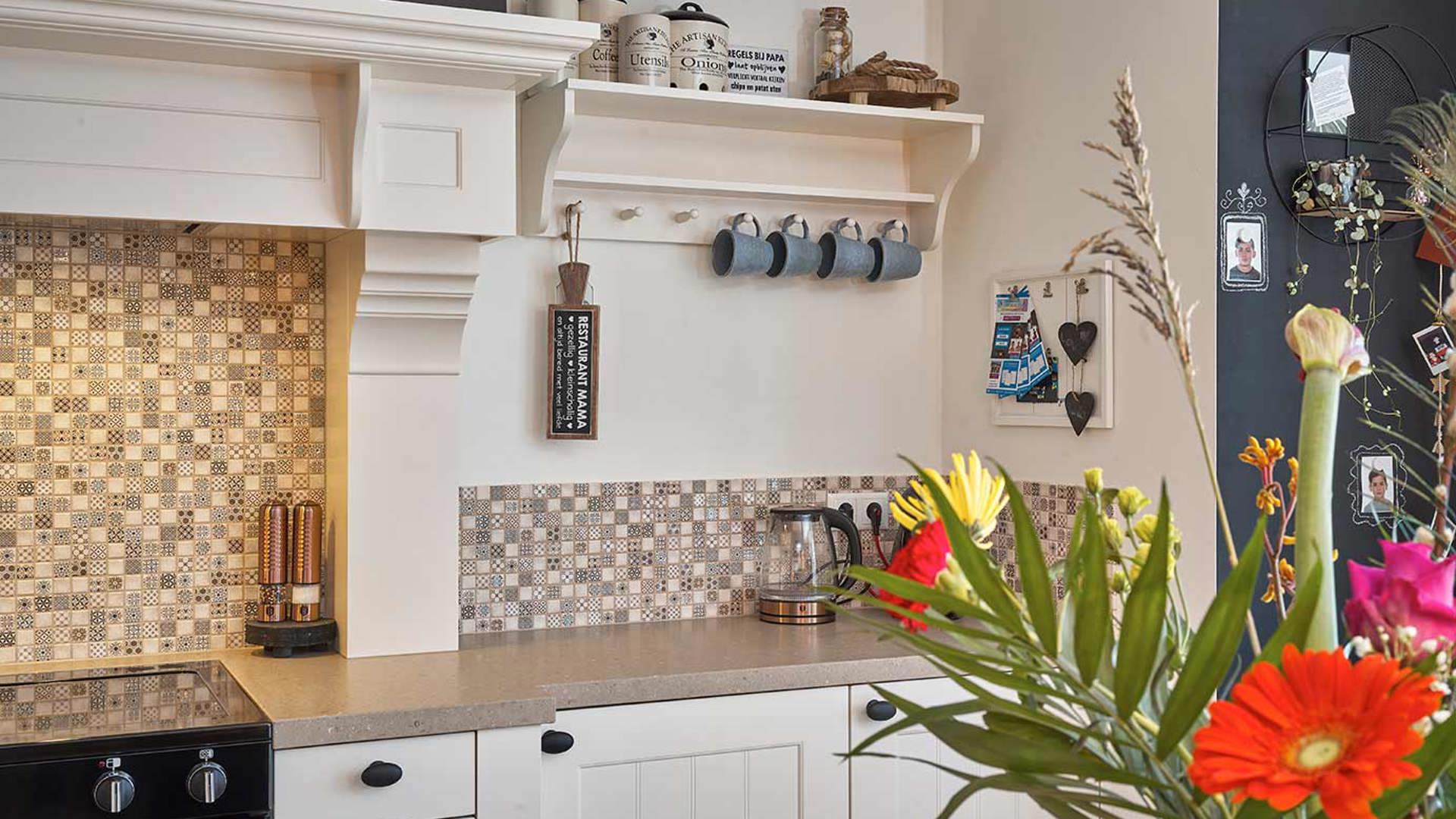 Landelijke hoekkeuken Ede, schouw en wandschap