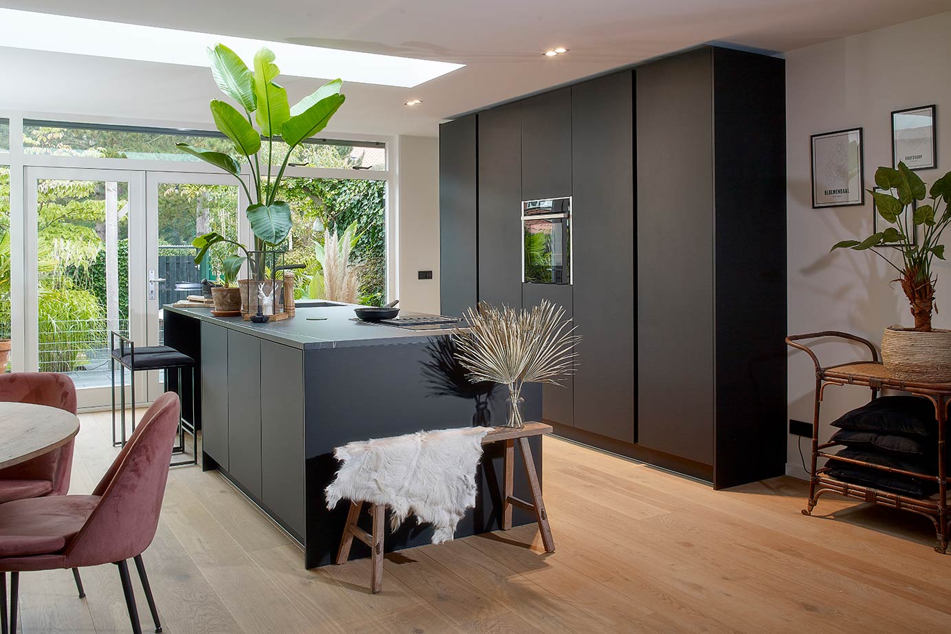 Mat zwarte keuken met eiland