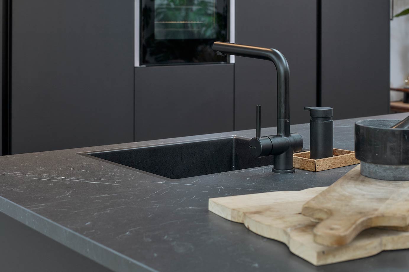 Zwarte keuken zwarte keukenkraan