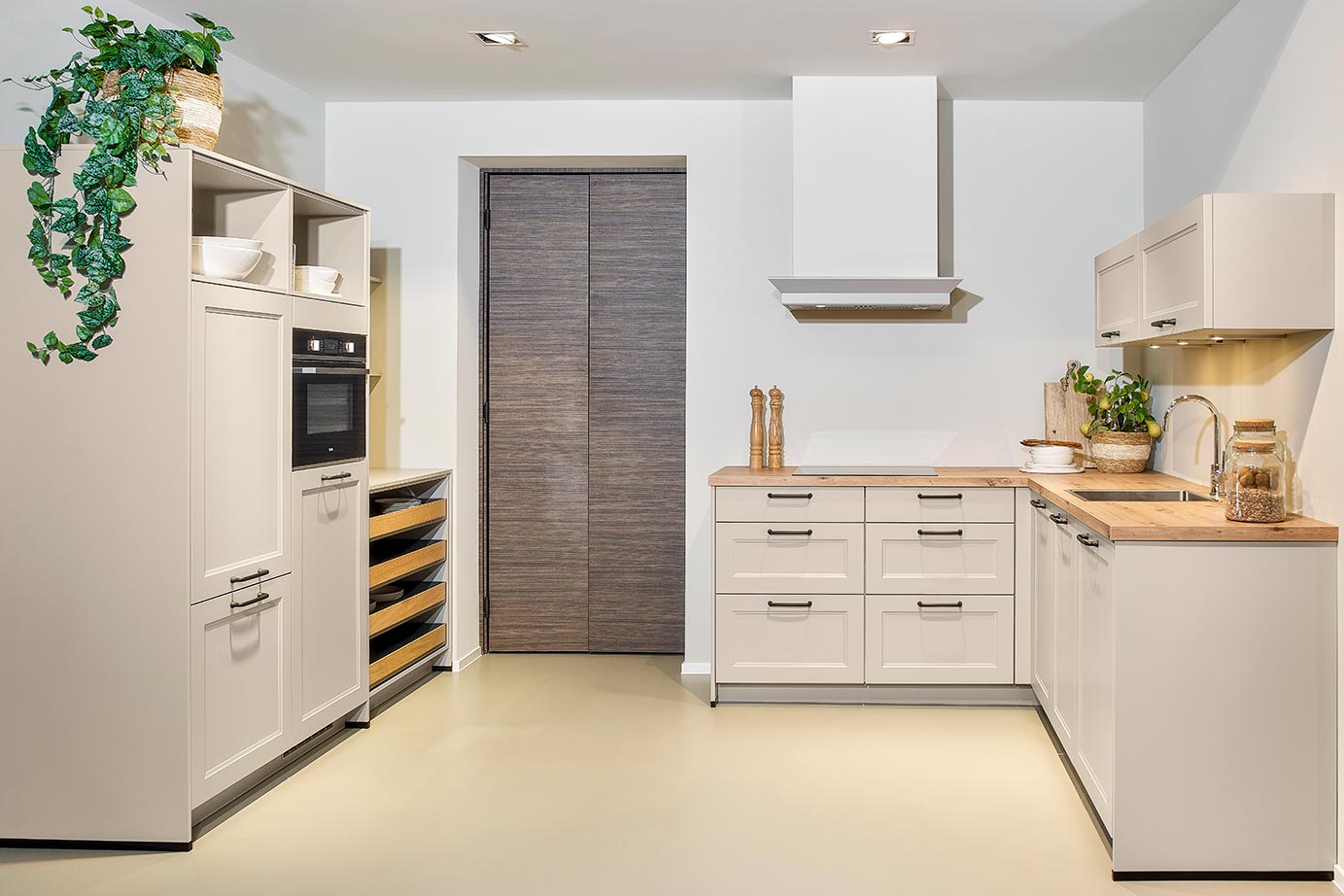 Tijdloze keuken met kastenwand