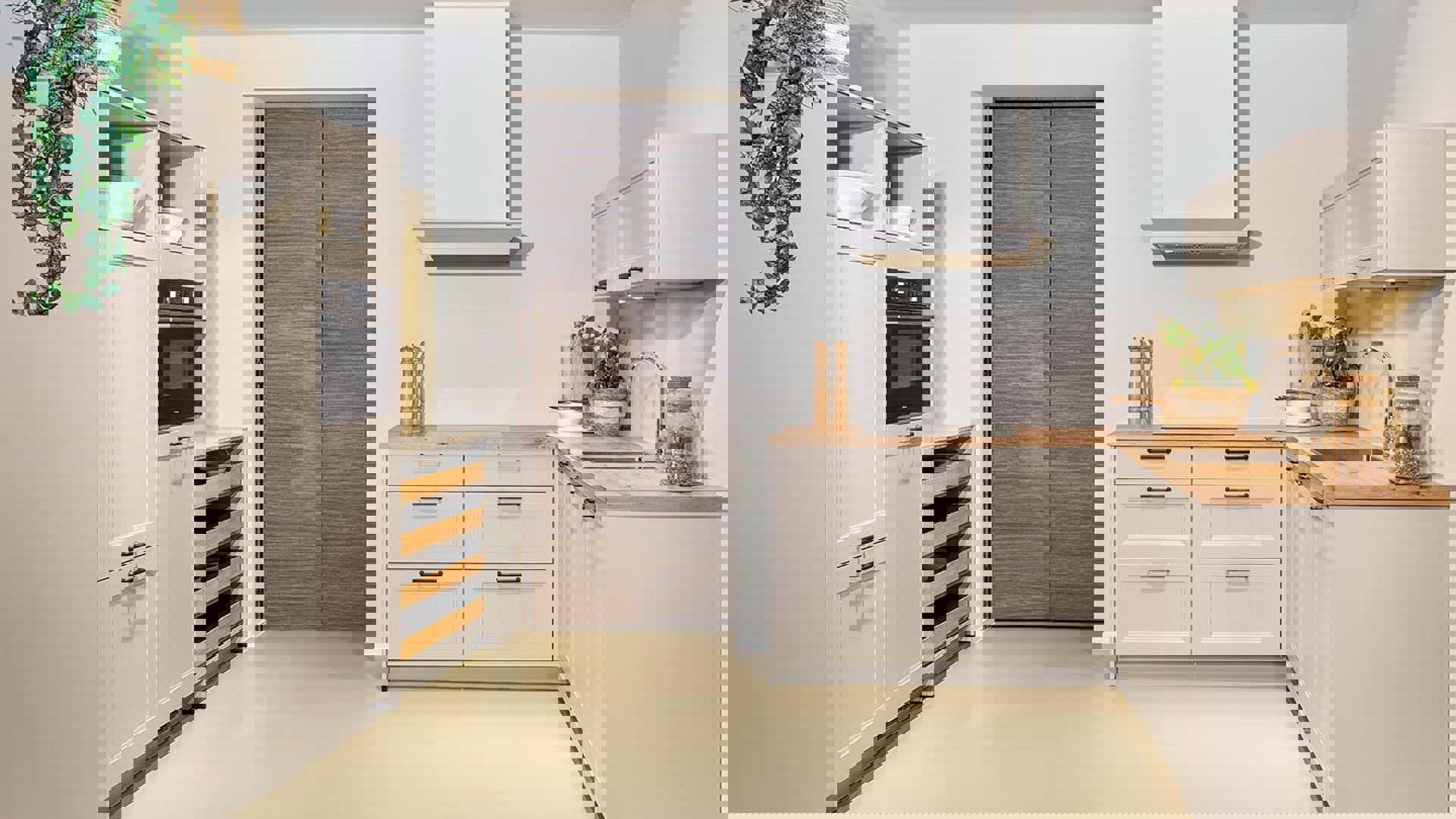 Tijdloze keuken met kastenwand