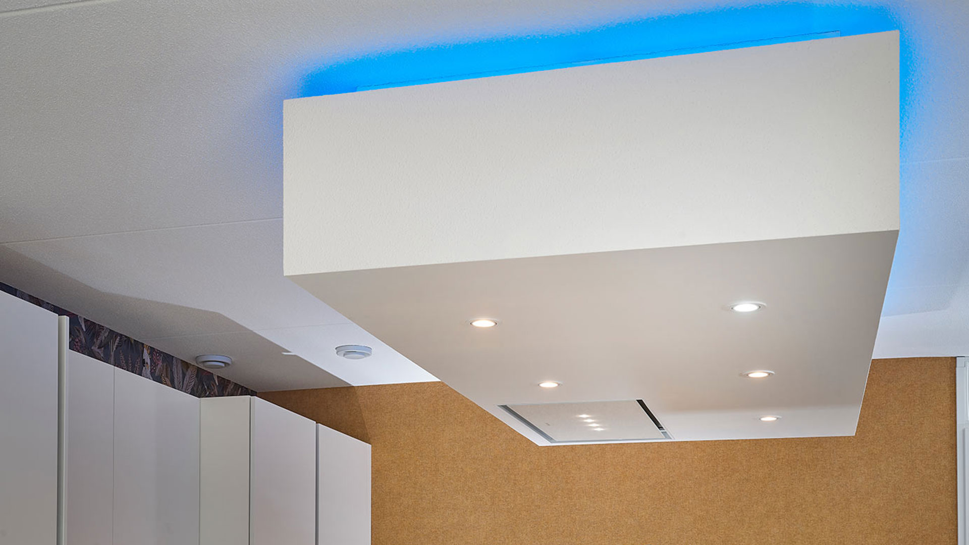 Moderne witte keuken Rotterdam, afzuiging verlaagd plafond