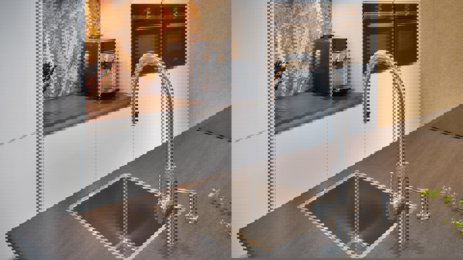 Moderne witte keuken Rotterdam, Quooker met spoelbak