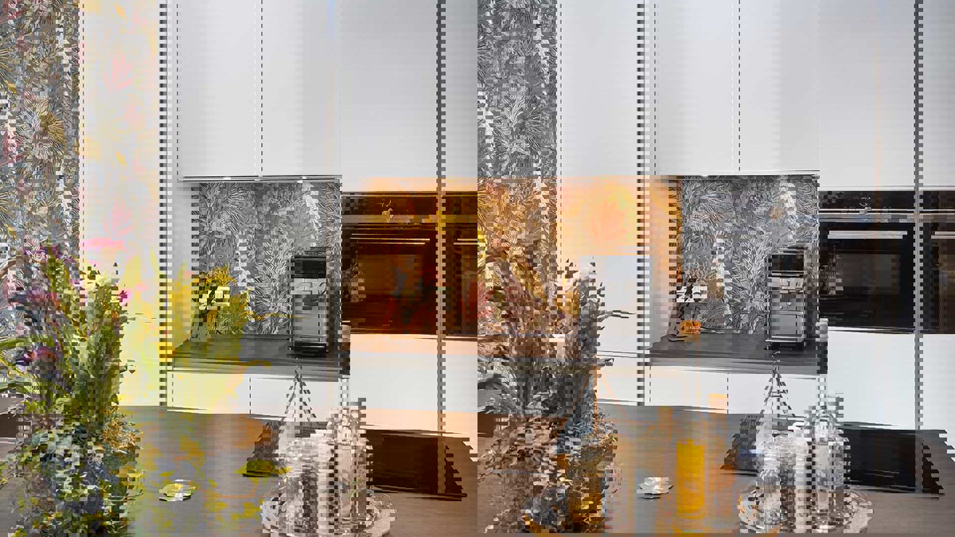 Moderne witte keuken Rotterdam, kastenwand met nis