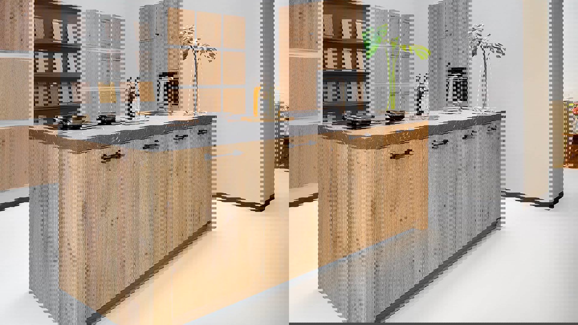 Moderne houten keuken met eiland