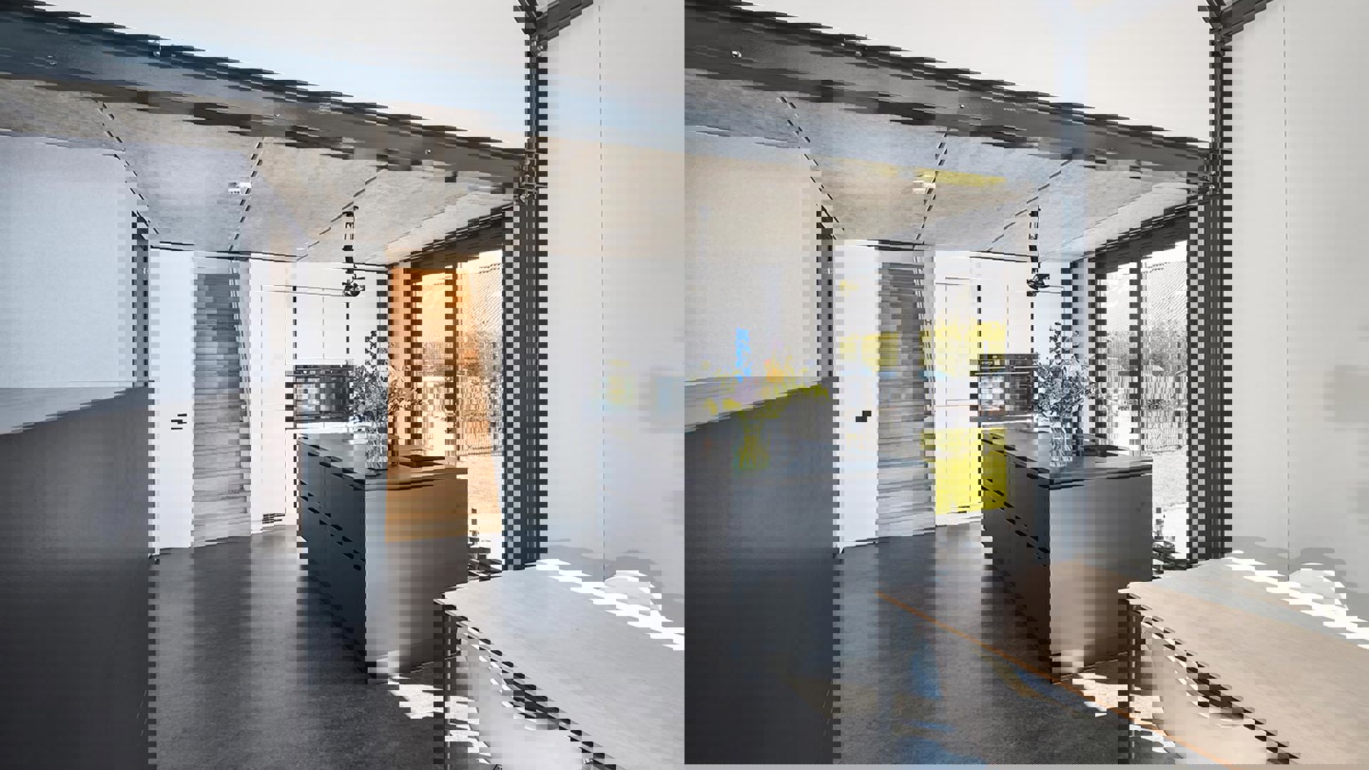 Moderne keuken Amersfoort, greeploos zwart eiland