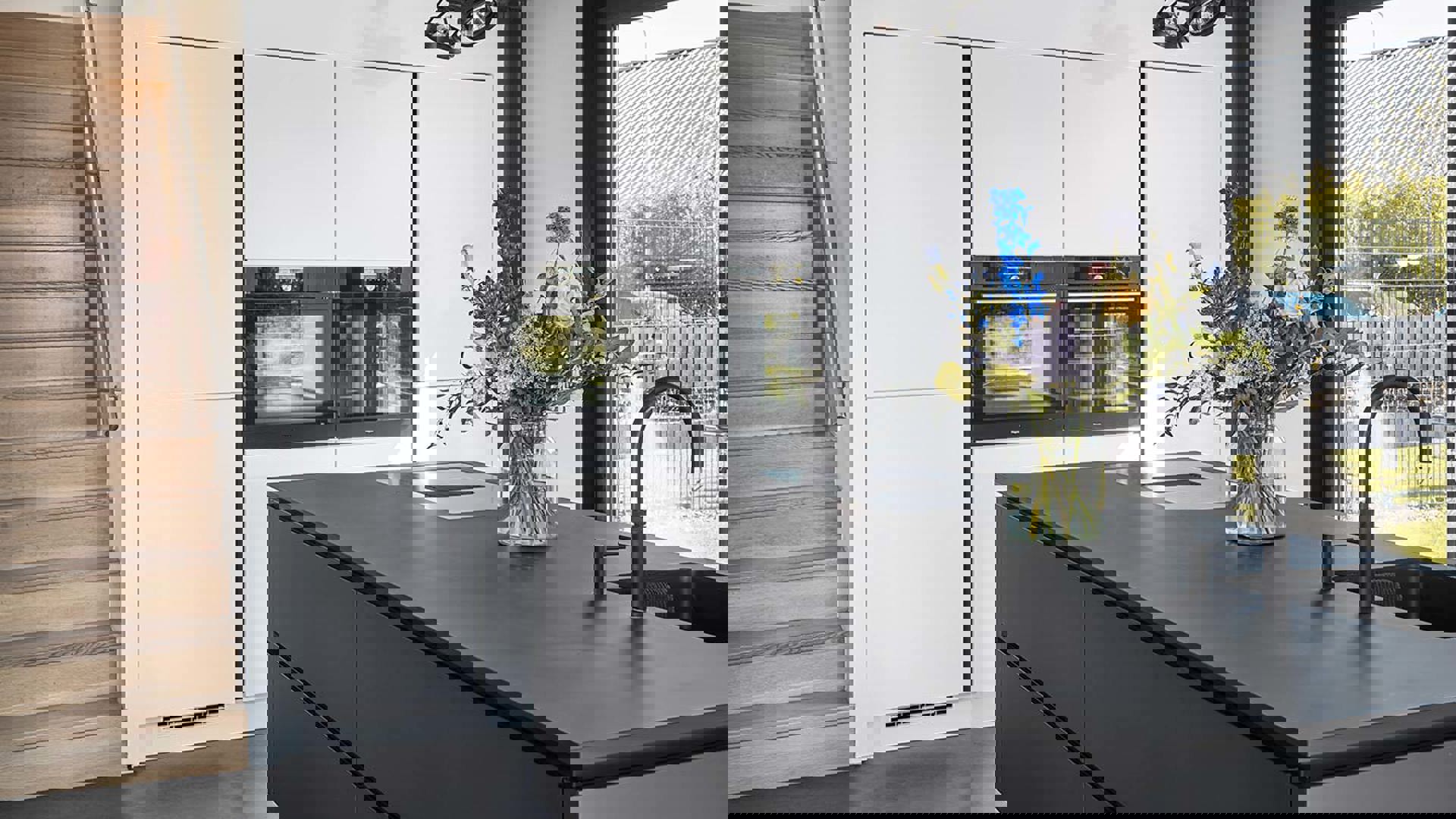 Moderne keuken met eiland Amersfoort, witte kastenwand