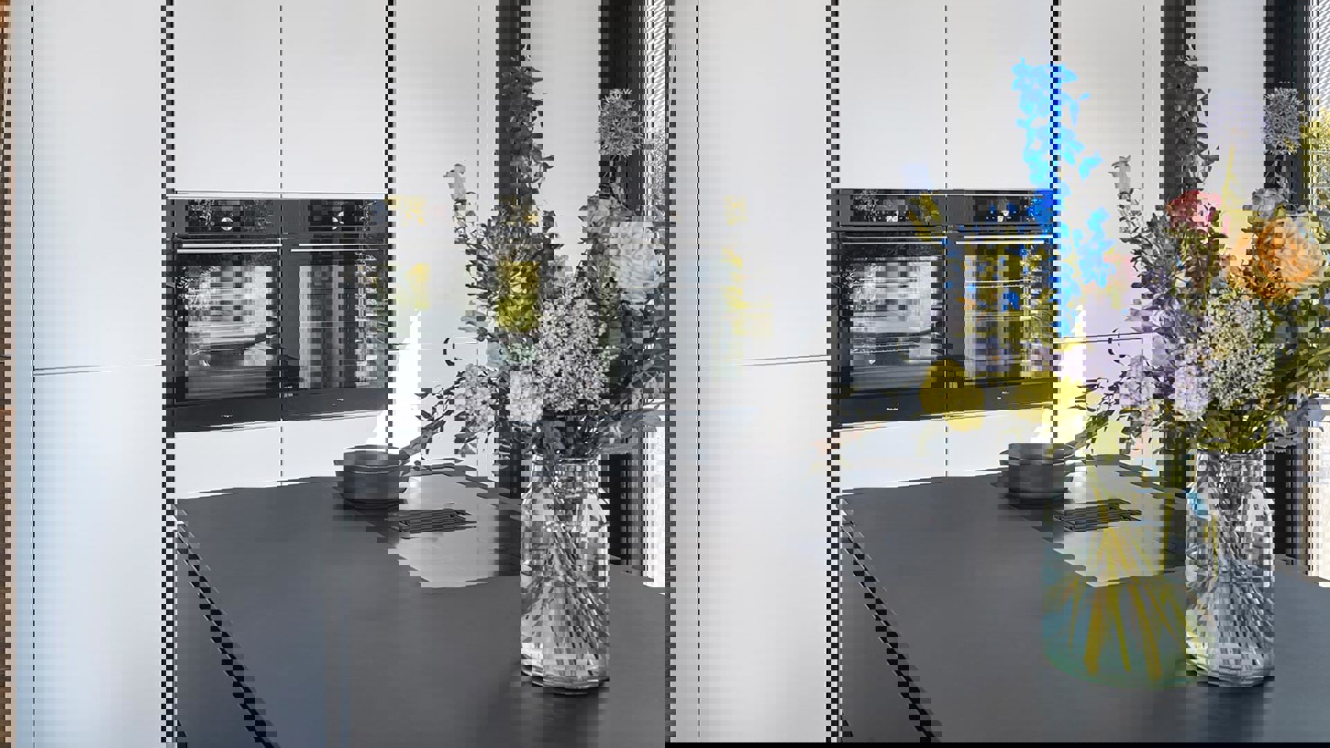 Moderne keuken Amersfoort, witte kastenwand met apparatuur