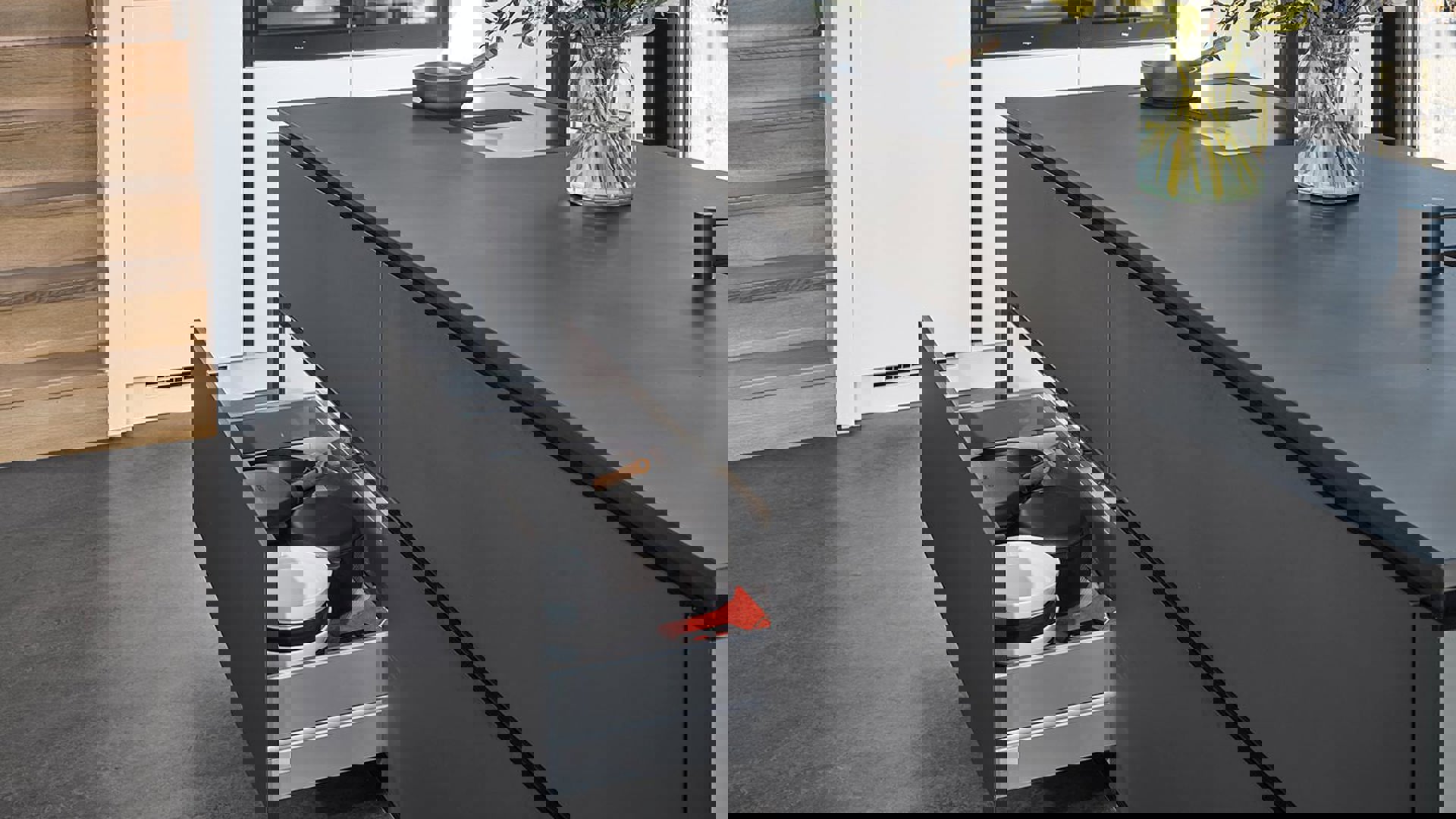 Moderne keuken met eiland Amersfoort, zwarte greeploze lade