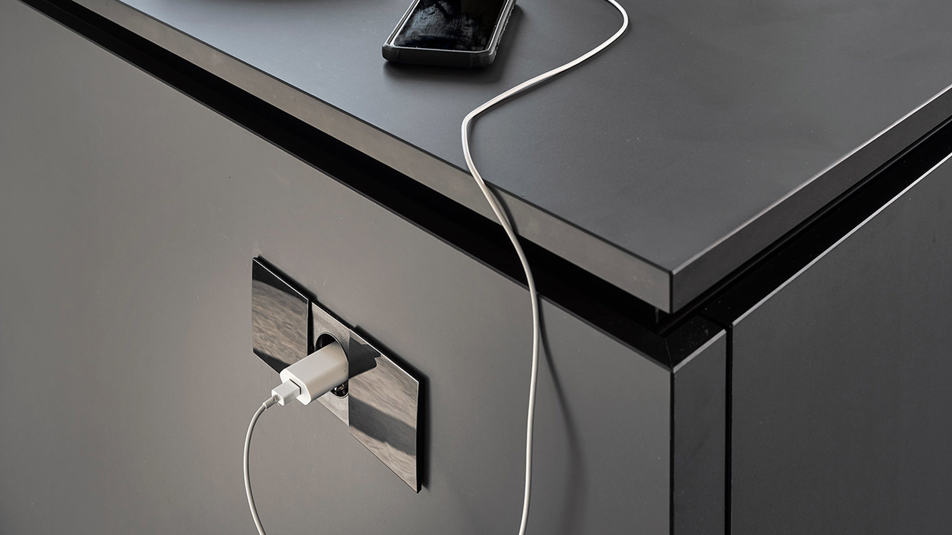 Moderne keuken met eiland Amersfoort, zwart Fenix werkblad