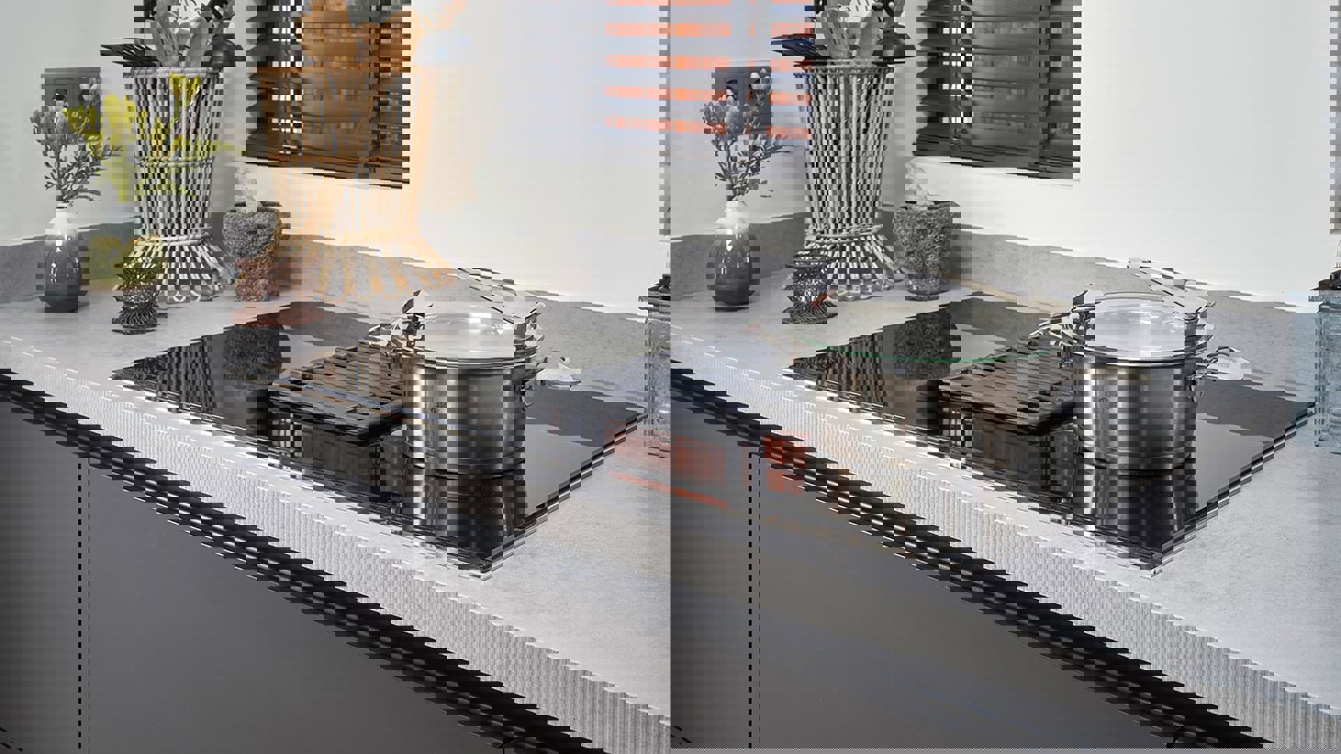 Zwarte moderne keuken Haarlem, inductiekookplaat