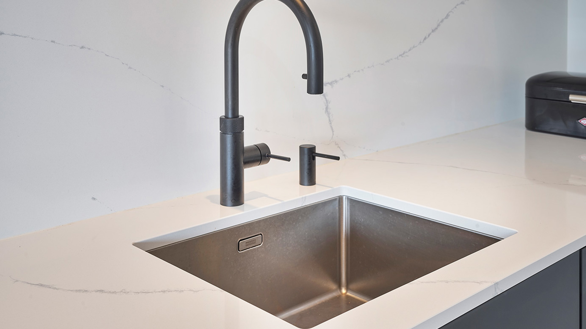 Moderne hoekkeuken Amsterdam, zwarte Quooker en spoelbak