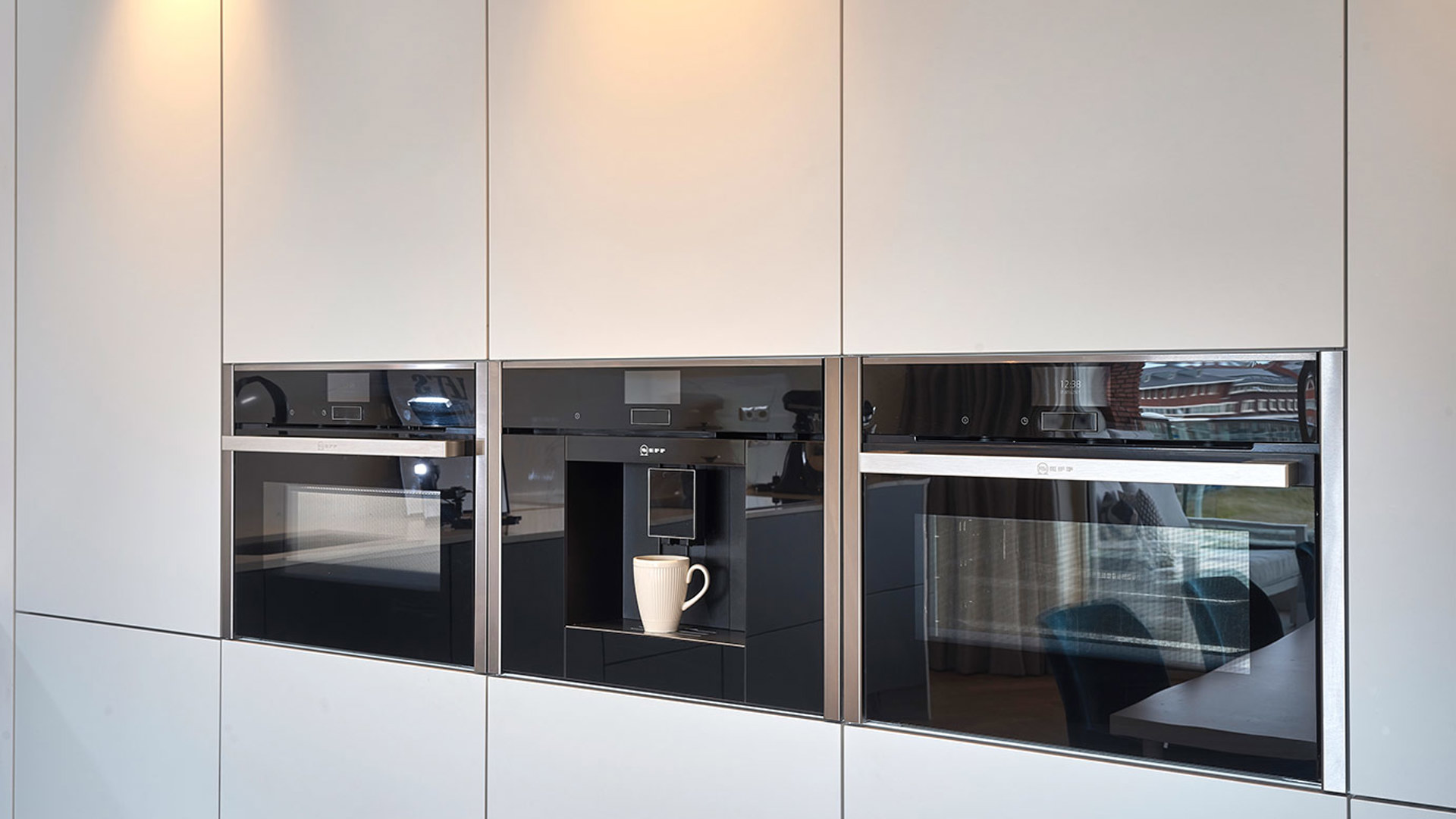 Moderne hoekkeuken Amsterdam, apparatuur in kastenwand