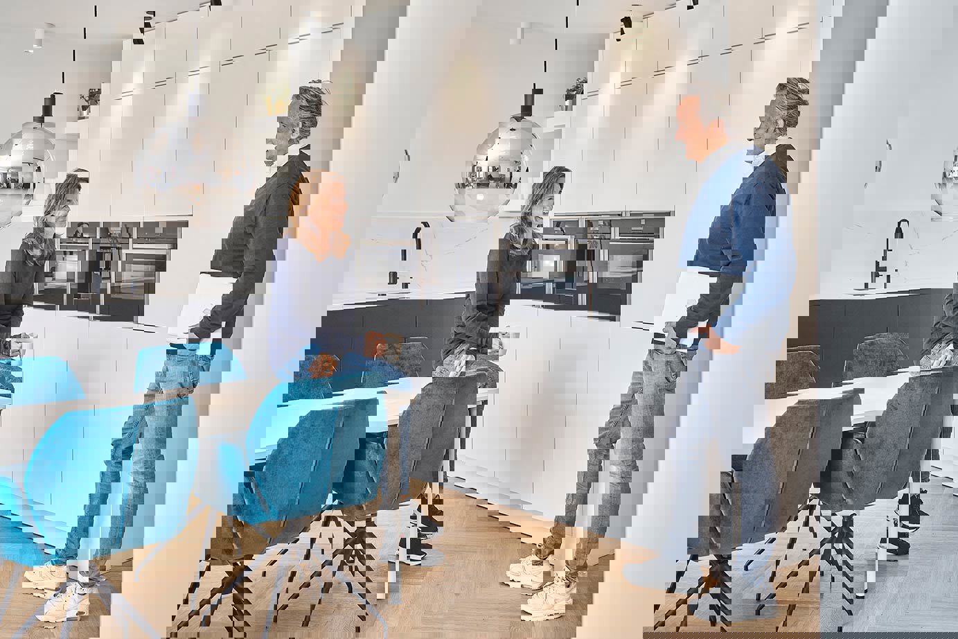 Moderne hoekkeuken Amsterdam, witte kastenwand