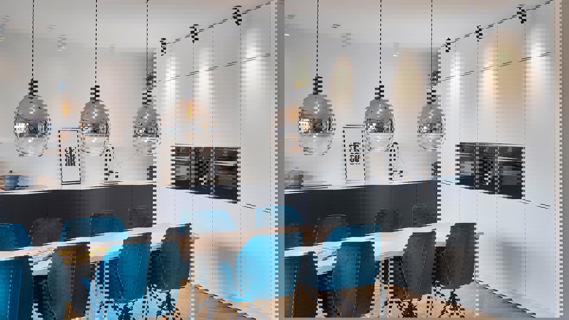 Moderne hoekkeuken Amsterdam, witte kastenwand