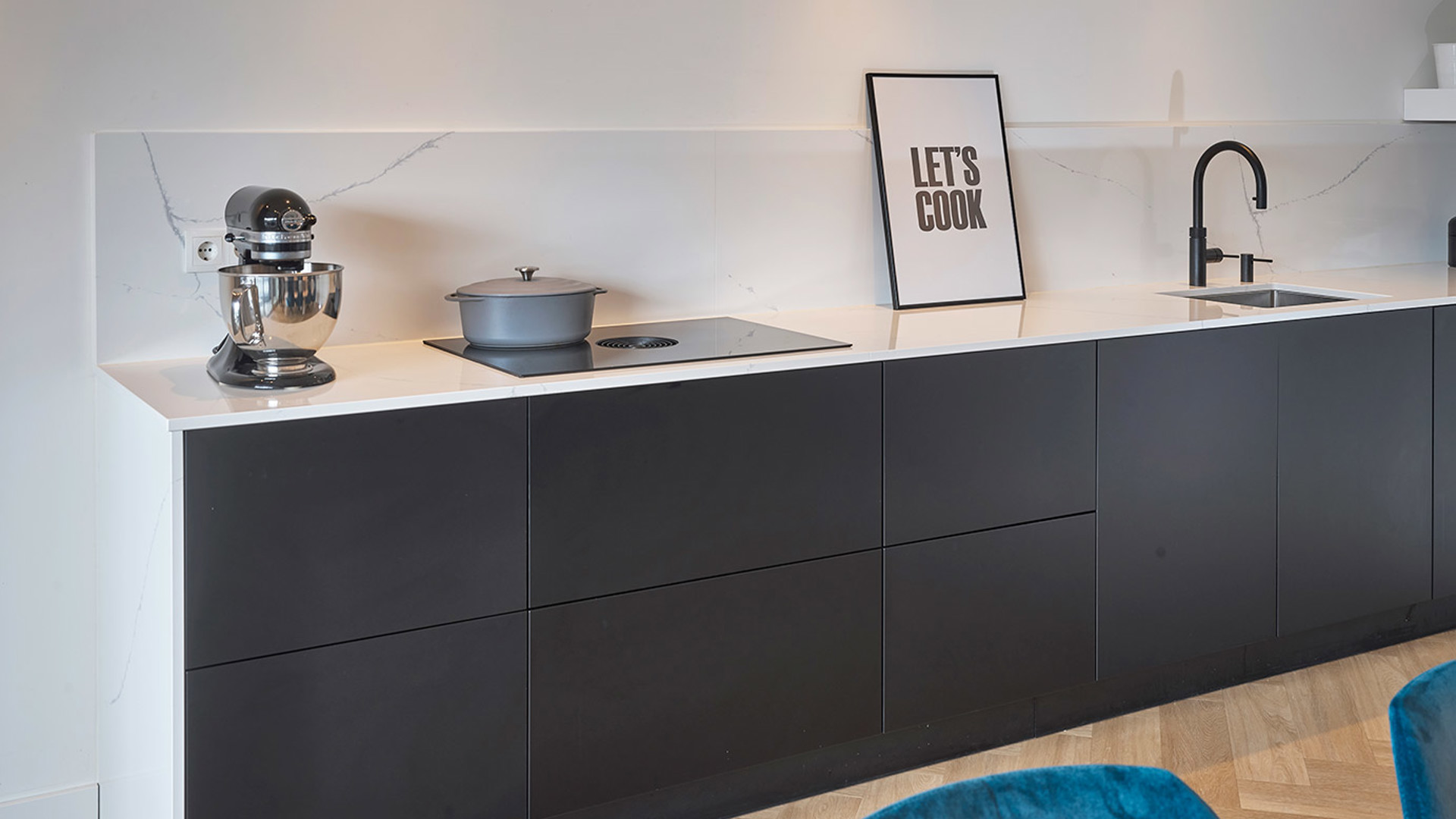 Moderne hoekkeuken Amsterdam, greeploos zwart