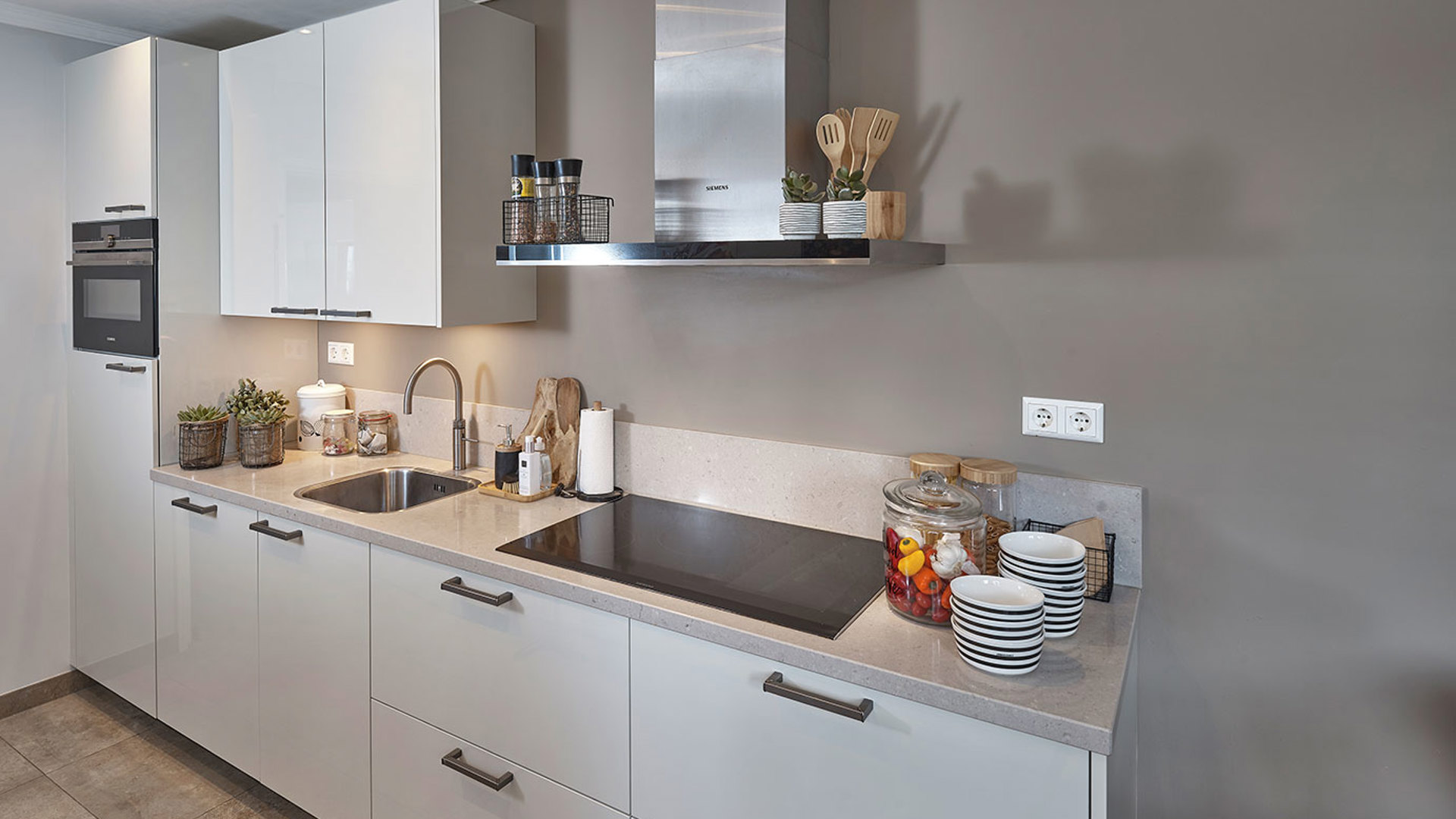 Grijze rechte keuken Katwijk, hoogglans