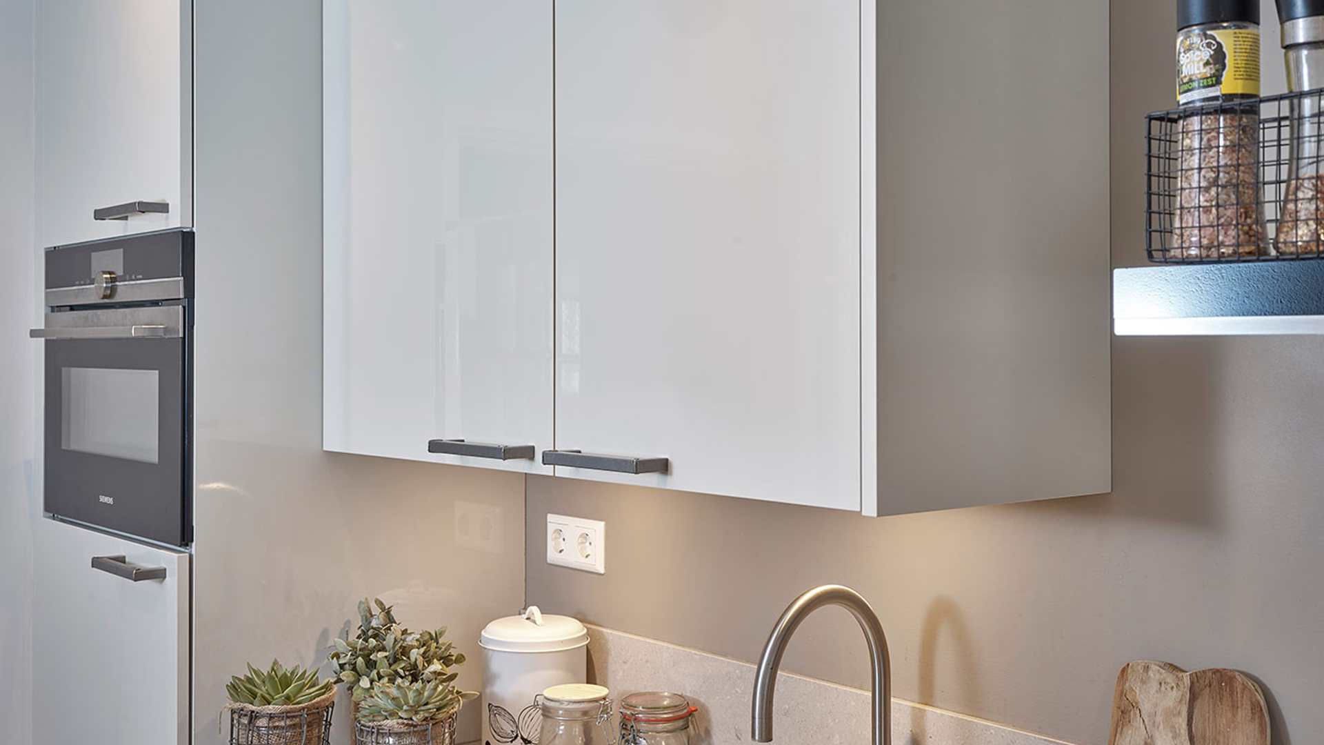 Grijze rechte keuken Katwijk, bovenkasten