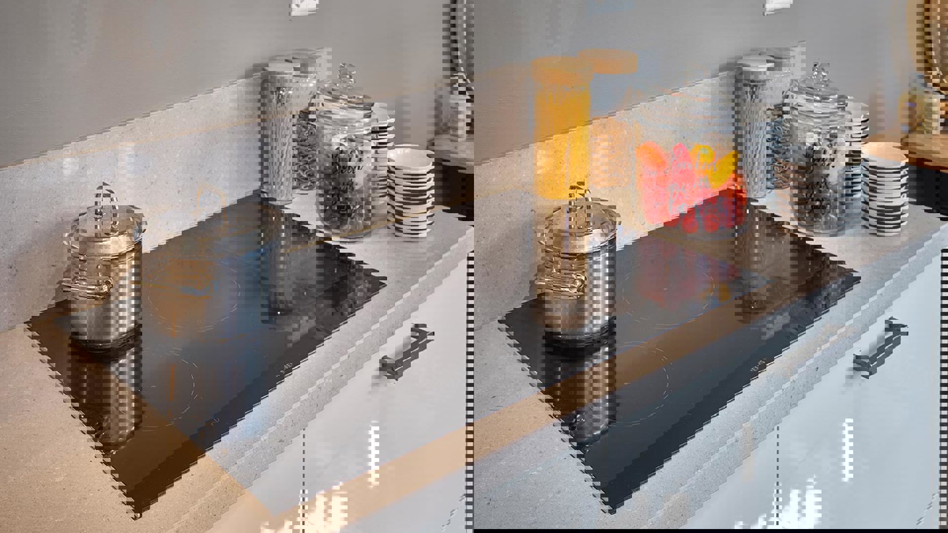 Grijze rechte keuken Katwijk, inductiekooplaat