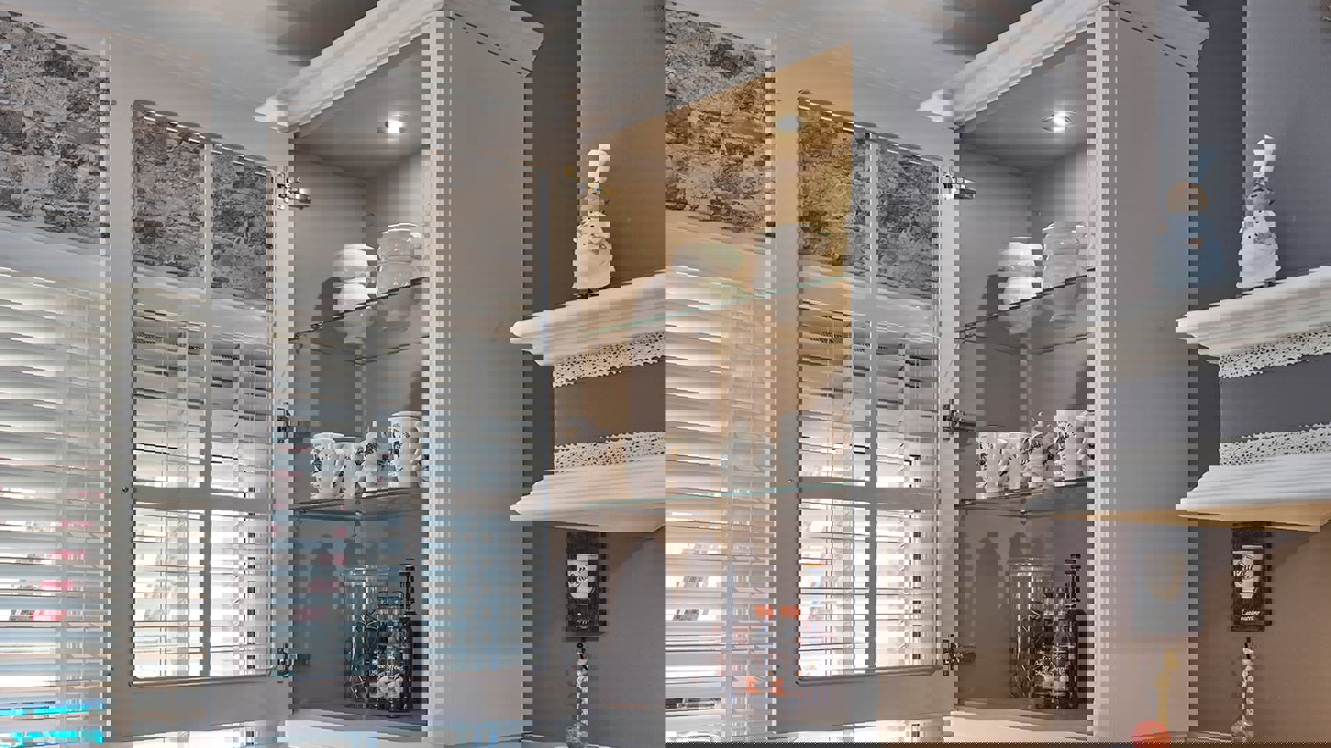 Landelijke keuken Amstelveen, bovenkast met verlichting