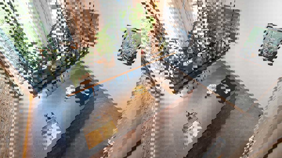 Luxe keuken met kookplaat met afzuiging