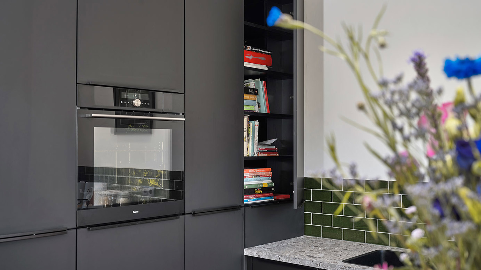 Moderne zwarte keuken Zeist, boekenkast