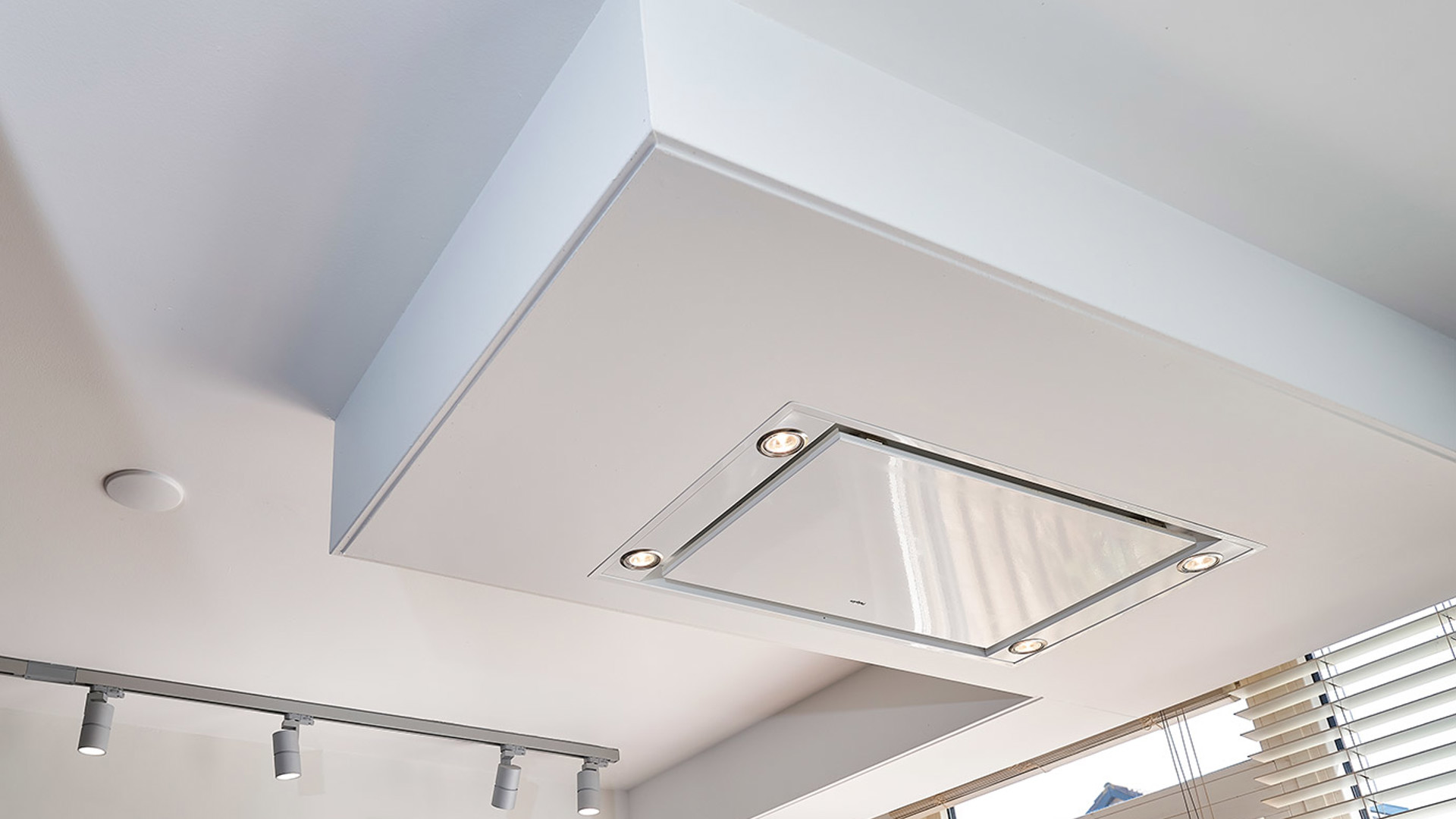 Moderne zwarte keuken Zeist, afzuigkap plafond