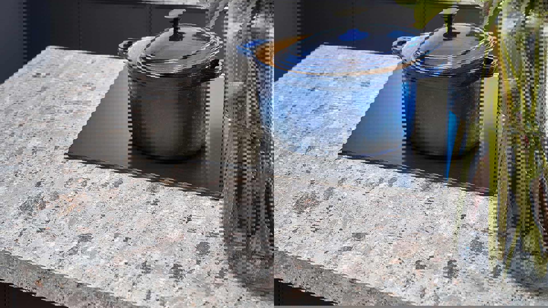 Moderne zwarte keuken Zeist, werkblad duurzaam