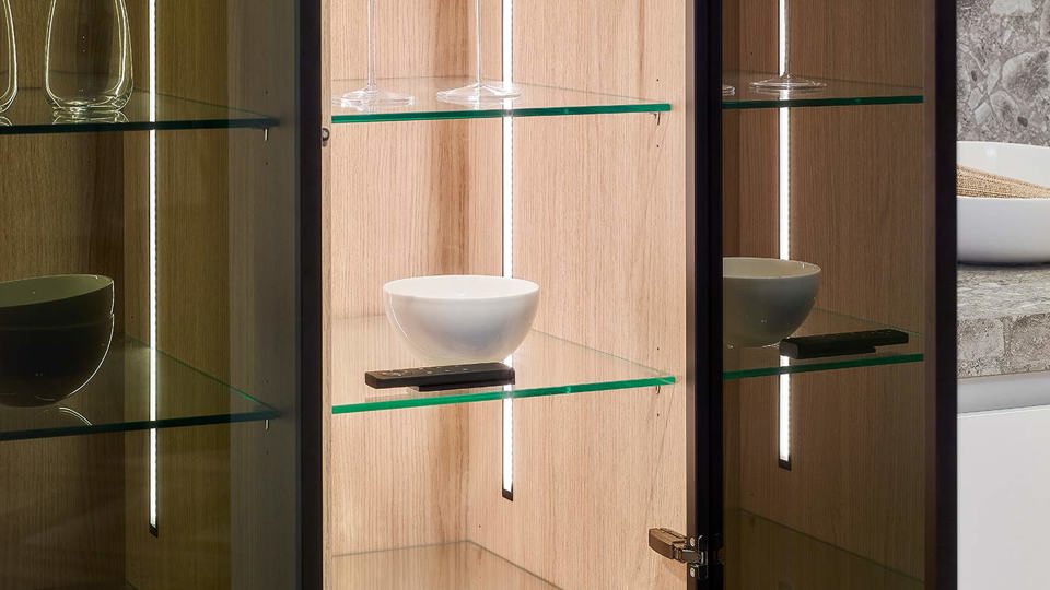 Witte luxe keuken met eiland, kast met verlichting
